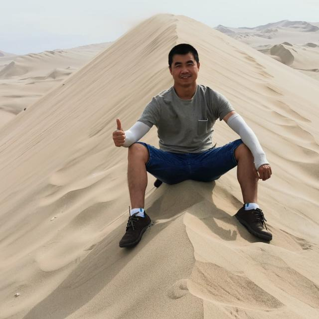 Liu Xinhuan duneando en los arenales del Perú